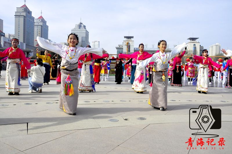 高原丁香飘香 夏都锅庄欢腾——西宁中心广场千人健身锅庄舞快闪活动活力上演